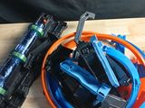 un bol rempli de fils de toutes sortes posé sur une table en bois