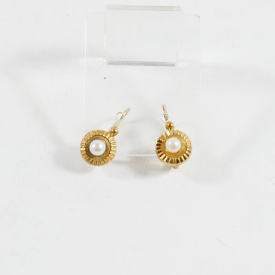 une paire de boucles d'oreilles en or ornées de perles sur un fond transparent