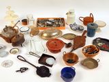 un grand nombre d'objets différents posés sur une table
