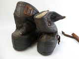 une paire de bottes posées sur une surface blanche