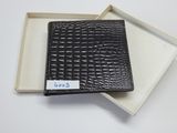 une photo d'un portefeuille en cuir noir posé dans une boîte