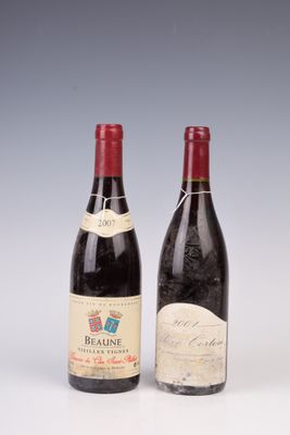 deux bouteilles de vin posées l'une à côté de l'autre sur une table