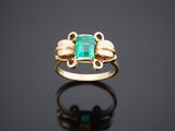une bague en or sertie d'une émeraude au centre