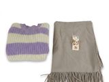une écharpe et un bonnet en tricot violet et blanc sur fond blanc