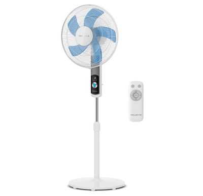 un ventilateur blanc posé sur un pied, à côté d'une télécommande
