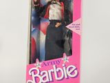 Poupée Barbie « Happy Barbie » dans sa boîte, sur fond blanc avec un arrière-plan rose