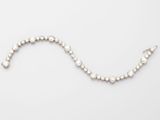 un bracelet en perles blanches et diamants