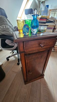 un bureau sur lequel se trouve un vase en verre