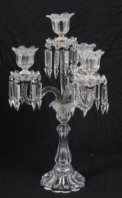 BACCARAT Candélabre, en cristal moulé, à quatre lumières à d…