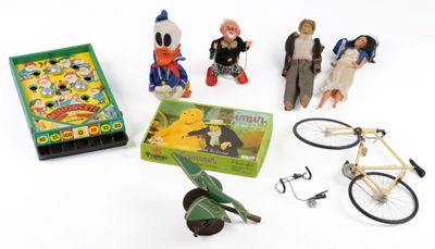 un grand nombre de jouets posés sur une table
