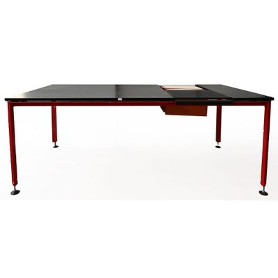 une table noire et rouge sur laquelle se trouve un livre