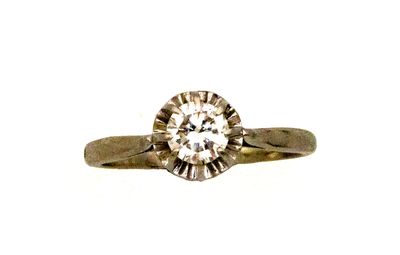 une image d'une bague en diamant sur fond blanc