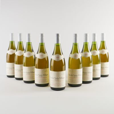 six bouteilles de vin alignées sur une surface blanche