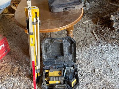une boîte à outils posée par terre à côté d'une table