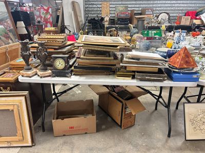 une table sur laquelle se trouvent de nombreuses boîtes et des images