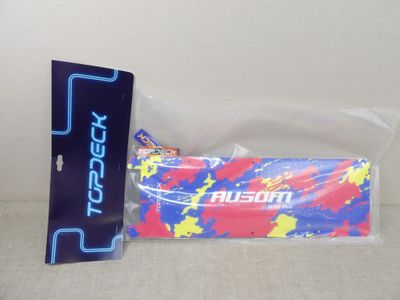 un sac en plastique orné d'un motif rouge et bleu