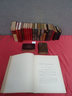 beaucoup de livres posés sur une table recouverte d'une nappe rouge