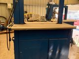 une armoire bleue surmontée d'un miroir