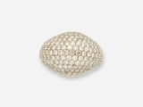 une bague en or blanc et diamants
