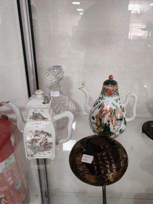 une vitrine en verre sur laquelle sont exposés divers vases