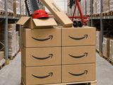 une affiche représentant un entrepôt avec des cartons empilés les uns sur les autres