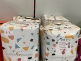 deux boîtes de papier toilette sont empilées l'une sur l'autre