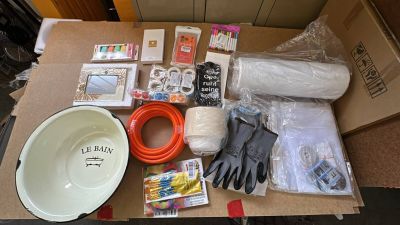 une boîte remplie d'objets posés sur une table
