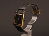 une photo d'une montre-bracelet exposée sur un présentoir