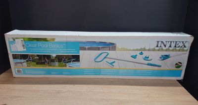 une boîte de nettoyeurs de piscine Intex posée sur une table en bois
