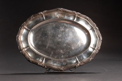 une assiette en argent posée sur un support