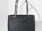 un sac cabas Chanel en cuir matelassé noir avec des anses en chaîne