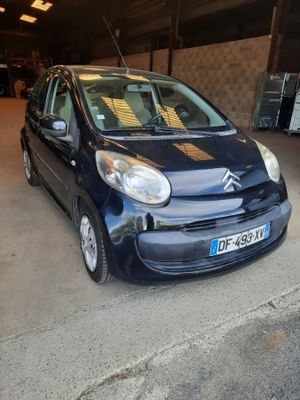 la photo d'une petite voiture garée dans un garage