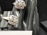 trois bagues en argent exposées dans une vitrine, accompagnées d'une étiquette de prix