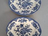 deux assiettes bleues et blanches ornées de fleurs, posées sur une table