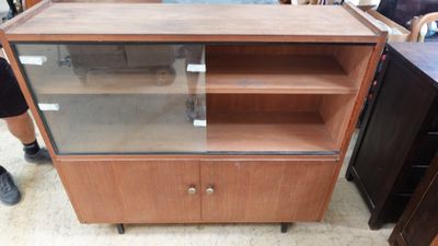 une photo d'une armoire en bois avec une porte vitrée et des étagères