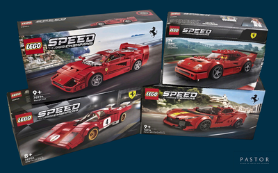 Trois voitures de course Lego se trouvent dans une boîte sur un fond bleu