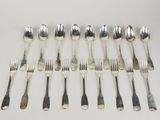 beaucoup de cuillères et de fourchettes en argent sur la table