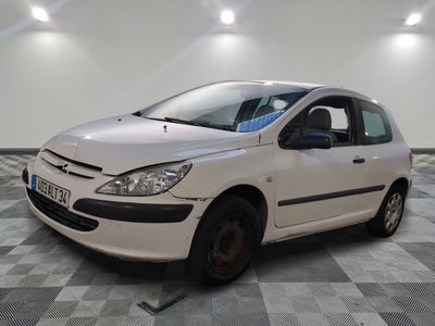 la photo d'une voiture blanche garée dans un garage