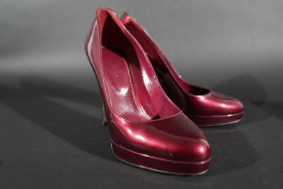 Sergio Rossi Paire d'escarpins en cuir bordeau verni au bout…