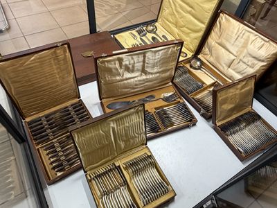 beaucoup d'argenterie dans un coffret sur une table