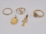 quatre bagues en or et une bague ornée d'une croix