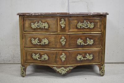 une commode ancienne avec un dessus en marbre et des poignées en laiton