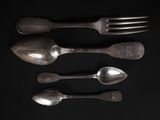 trois cuillères en argent et deux cuillères en argent sur un fond noir