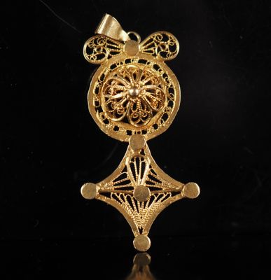 une image représentant un pendentif plaqué or orné d'un motif floral