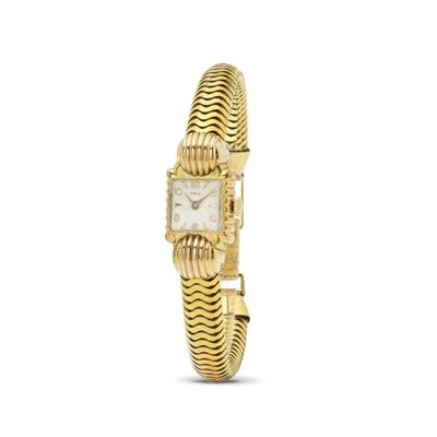gros plan d'une montre-bracelet sur fond blanc