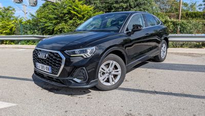 La nouvelle Audi QX est garée sur le bord de la route.