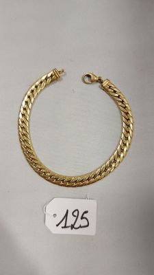 un bracelet en or muni d'un fermoir et d'une étiquette de prix