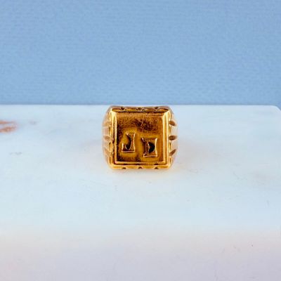 une bague en or sur laquelle est gravée l'image d'un homme et d'une femme