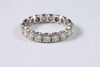 gros plan d'une bague en diamant sur une surface blanche