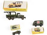 plusieurs véhicules militaires miniatures et une pile de boîtes posés sur une surface blanche